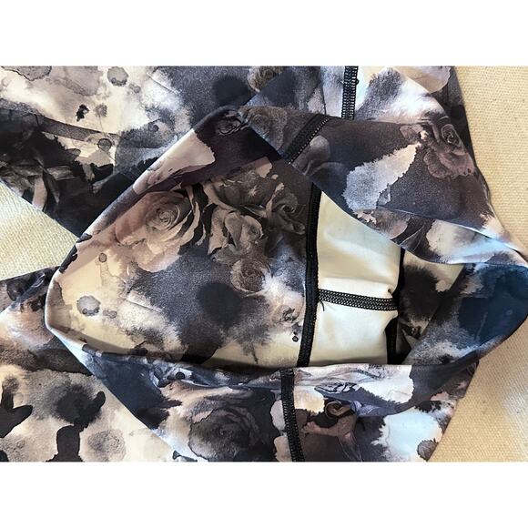 Lululemon Black & White Floral Watercolor Capri Leggings - Size M - Picture 3 of 3
